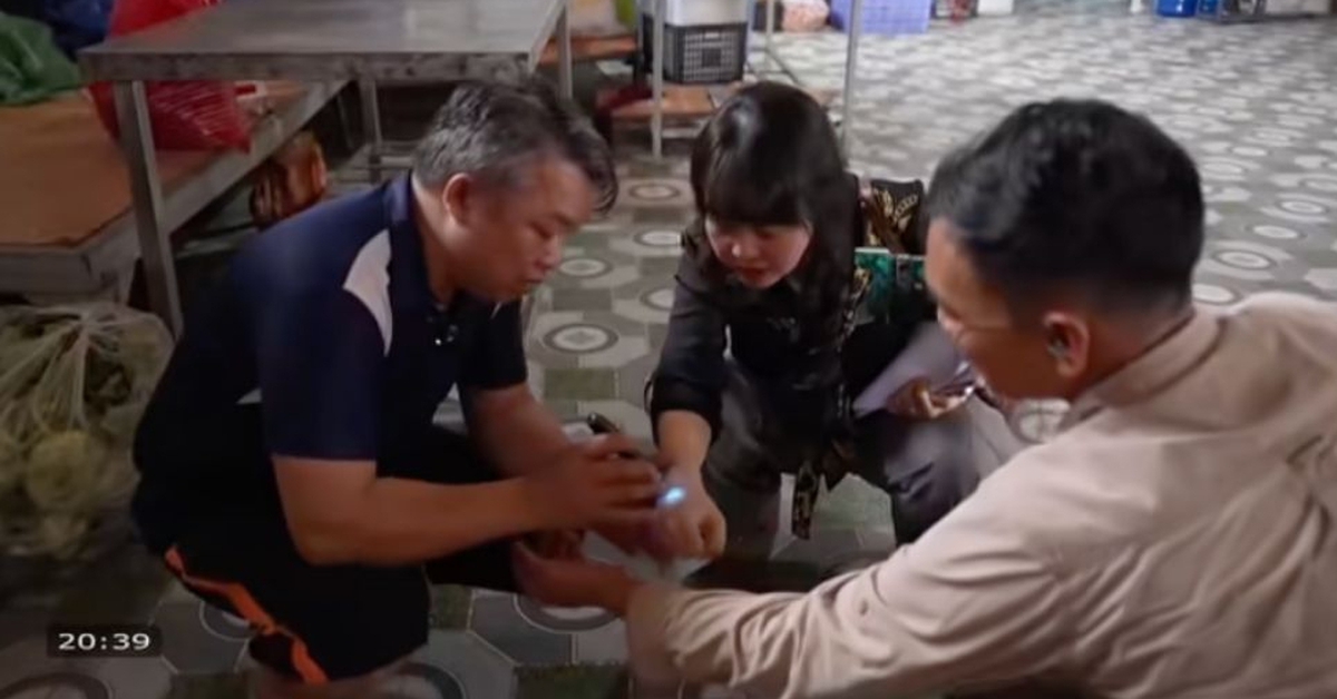 Ông chủ cơ sở thực phẩm hồn nhiên lấy "đèn thần" soi độ sạch bẩn của cả thịt bò và... cánh tay phóng viên: Vô lý đến bật cười!