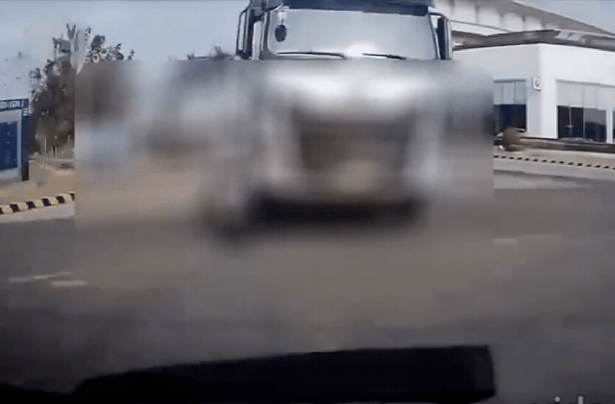 Xót xa đoạn clip xe tải cuốn người phụ nữ vào gầm tử vong, bé gái chở phía trước bị hất văng