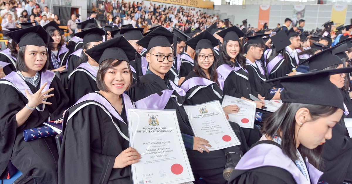 Xôn xao câu chuyện gia đình đầu tư 1 tỷ cho học RMIT, 100 triệu thi CFA nhưng "đổ sông đổ bể", 24 tuổi chọn làm lại từ đầu