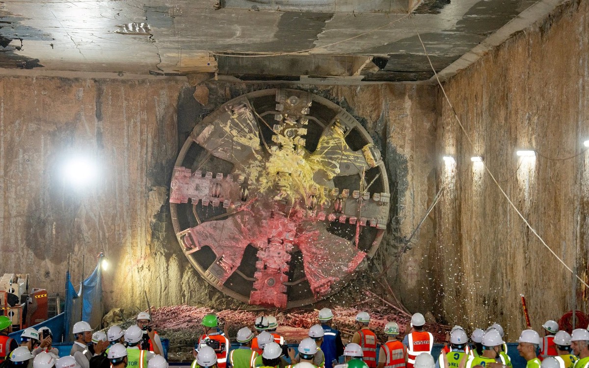 Cỗ máy 850 tấn hoàn tất xuyên qua 4km lòng đất: Tin vui sắp đến cho hàng chục triệu người dân Thủ đô