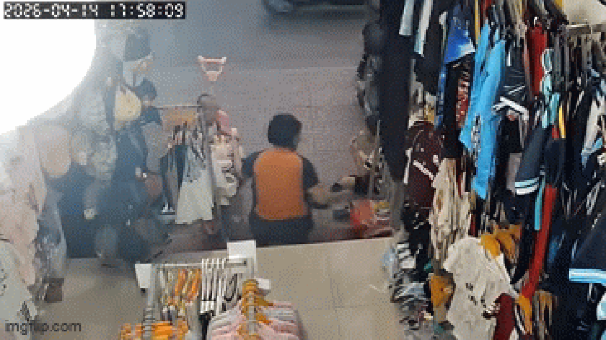 Clip gây phẫn nộ : Một thanh niên đá vào người phụ nữ đang trông con nhỏ