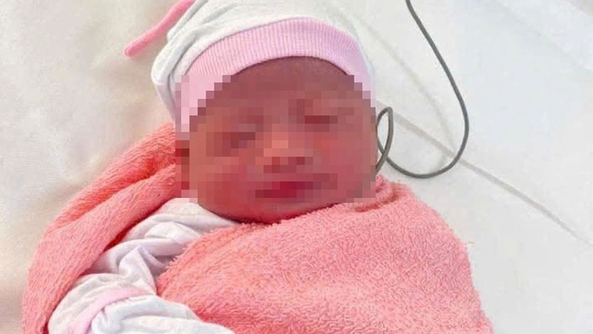 Xót xa bé trai sơ sinh chưa cắt dây rốn bị bỏ lại trong giỏ xách gần Nhà thờ