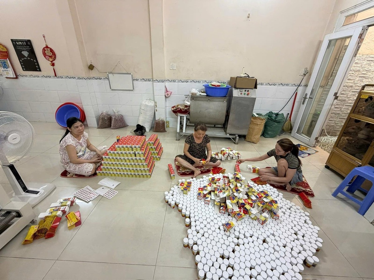 Đột kích “xưởng” thuốc giả khủng ở TP.HCM: Thu giữ 790kg viên nén, 4.000 hộp thuốc dán "mác" ngoại
