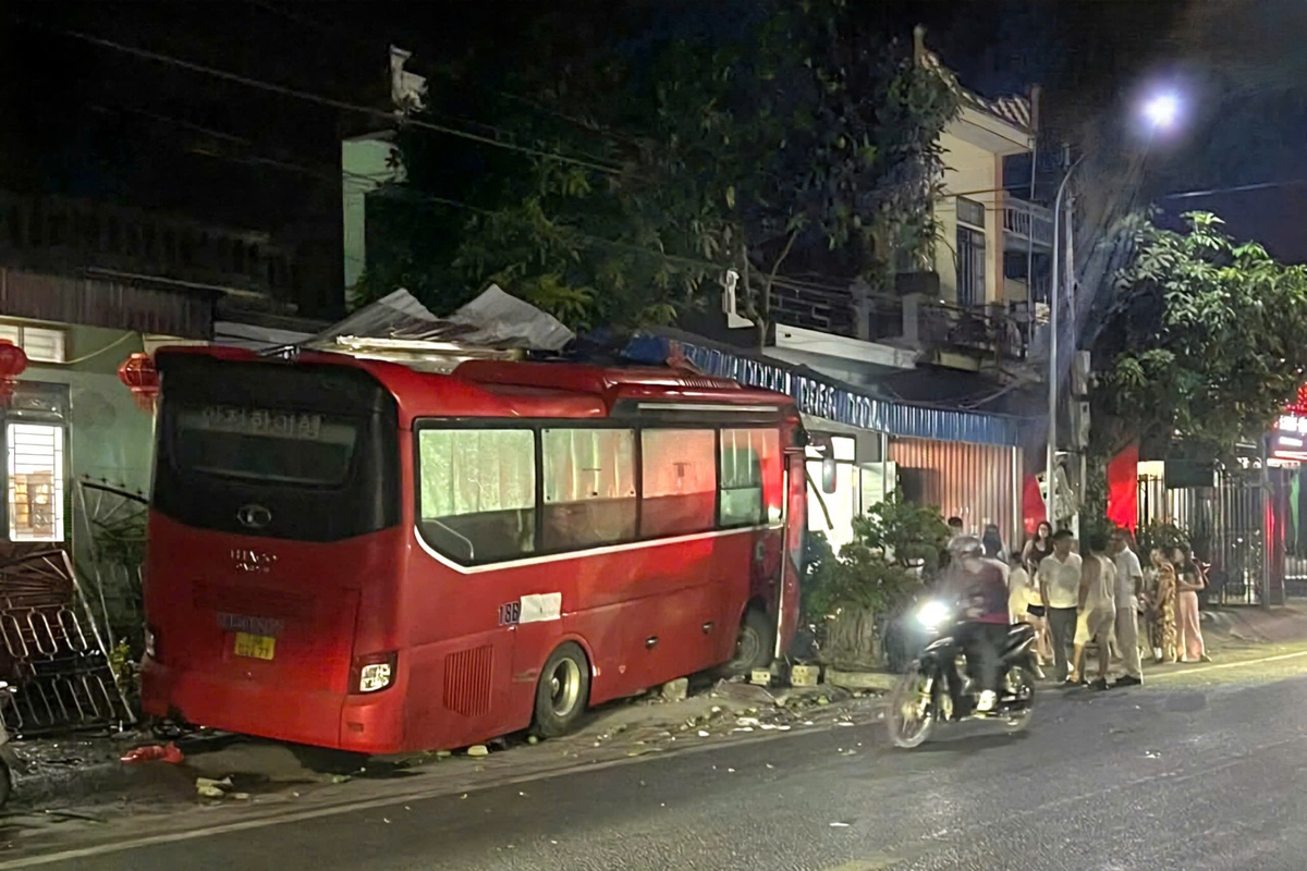 Xe khách lao vào nhà dân ở Ninh Bình