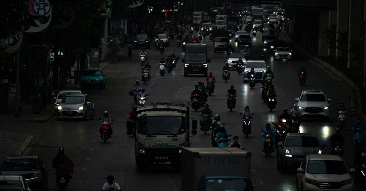 Cảnh tượng hiếm thấy ở Hà Nội lúc 9h sáng