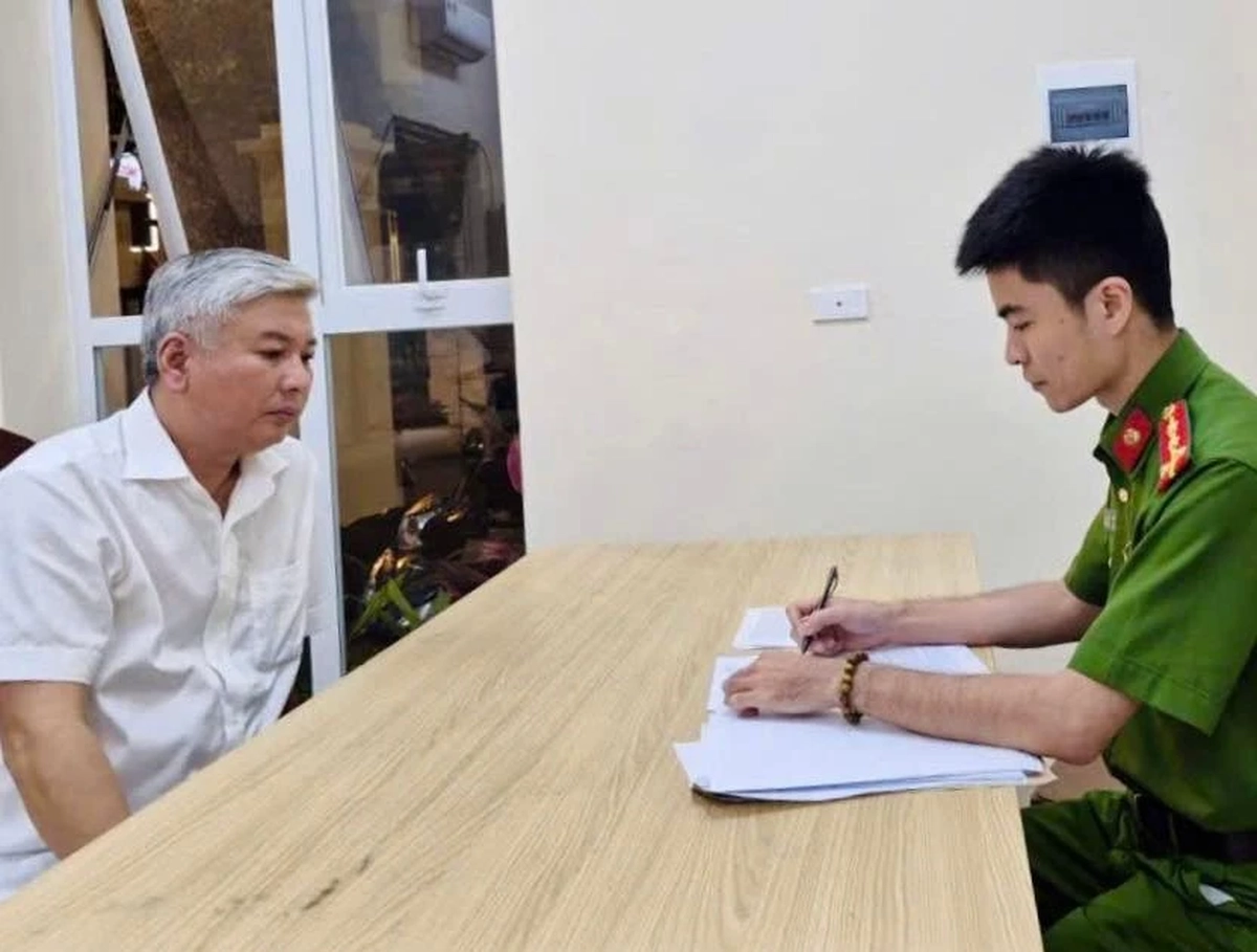 Hà Nội: Tài xế Mercedes đánh lái xe taxi sau va chạm giao thông bị tạm giữ hình sự