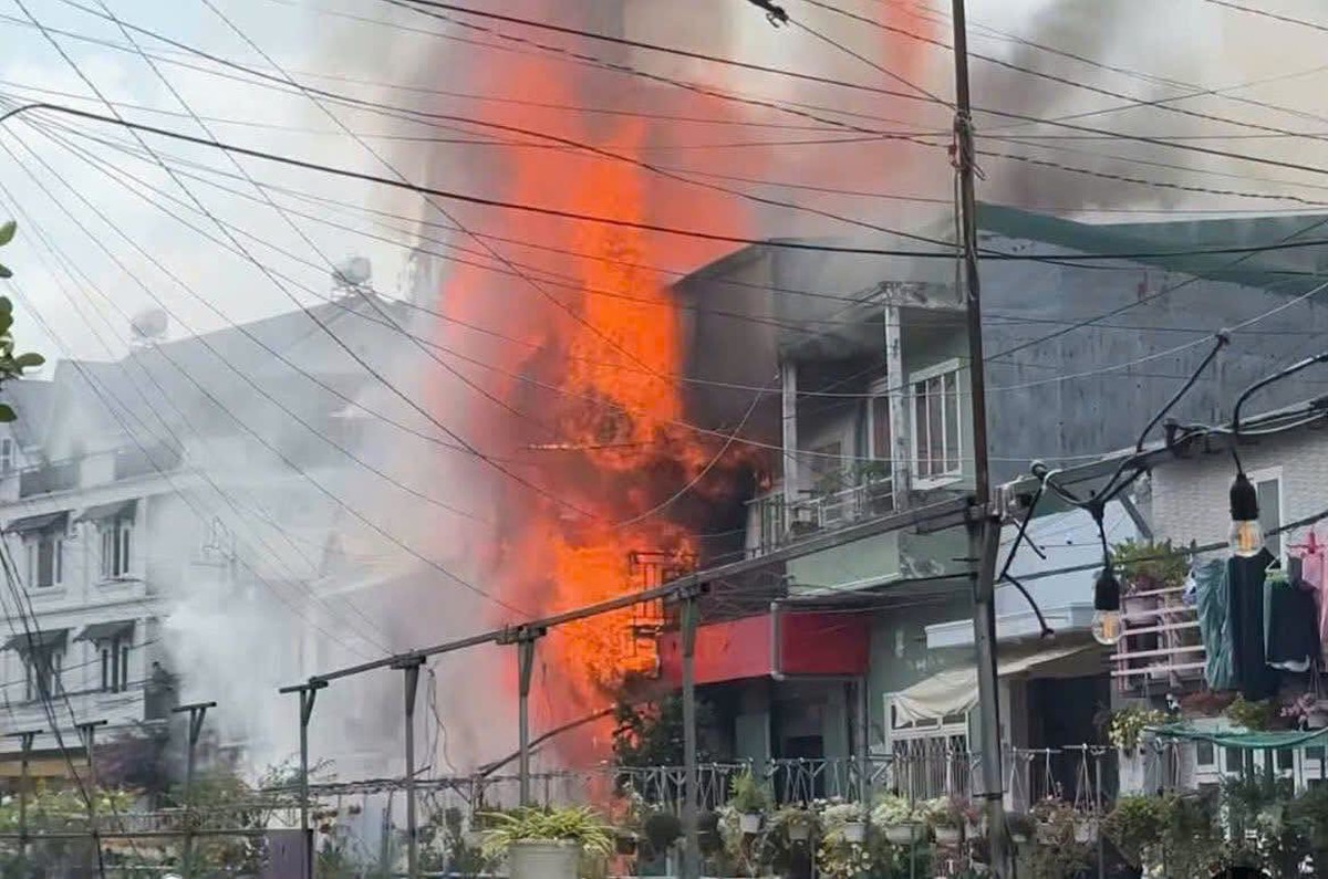 Cháy lớn tại căn nhà ở Đà Lạt, khói đen bốc cao hàng chục mét khiến cả khu phố hoảng loạn