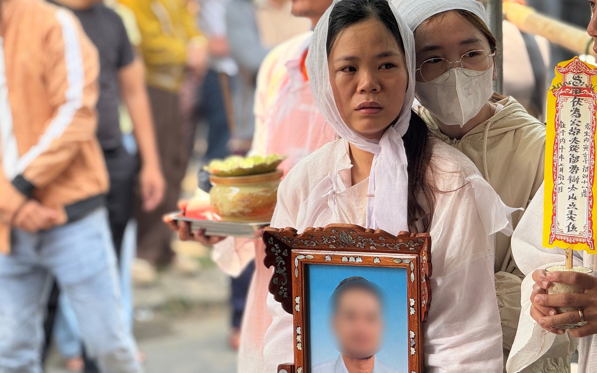 Vụ tài xế taxi bị sát hại tại Quảng Trị: Vợ khóc ngất trong lễ đưa tang chồng