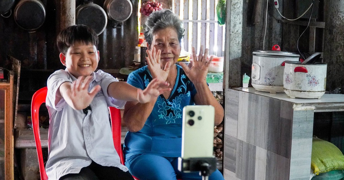 Gallery - Chàng trai tí hon và lời hứa với bà nội: "Con sẽ đậu đại học, con làm được!"