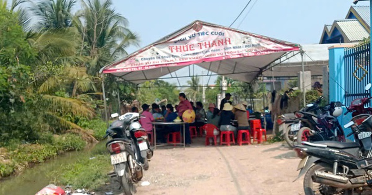 Em bé chết đuối thương tâm tại mương nước trước cửa nhà