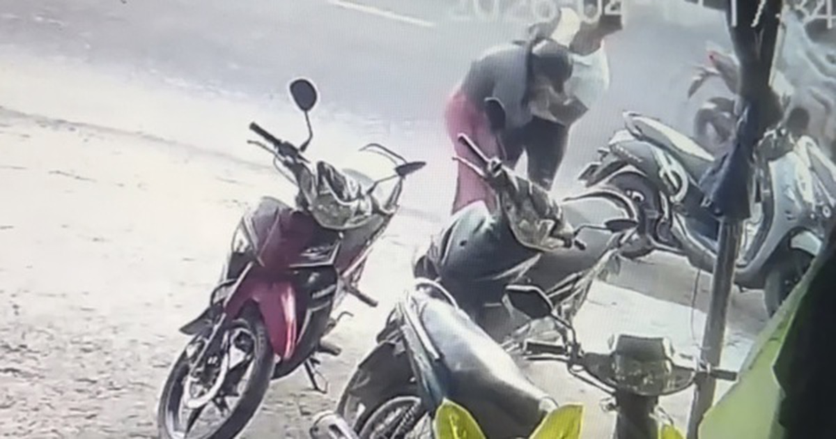 Clip: Phẫn nộ cảnh thanh niên hành hung phụ nữ giữa phố, công an vào cuộc