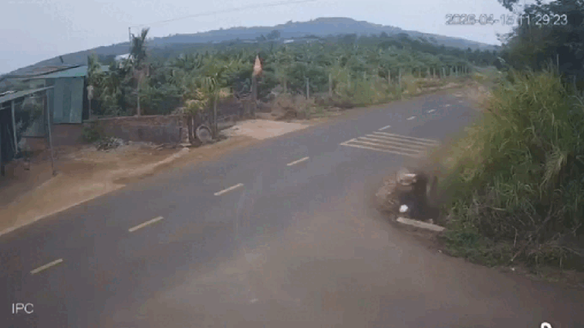 Công an tỉnh Đắk Lắk phát tin "khẩn" vụ nam sinh lao xe xuống mương tử vong