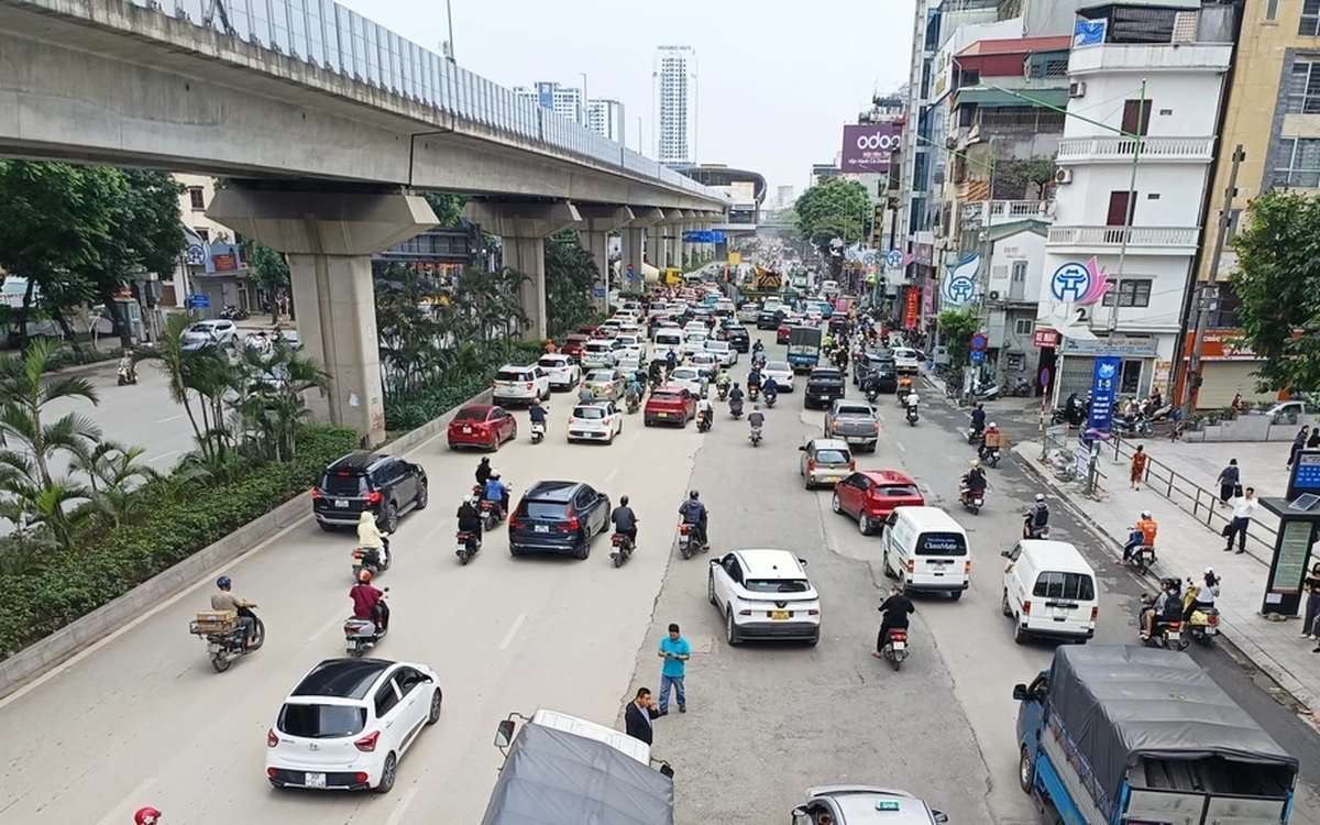 Hà Nội: Xe tải sụp "hố tử thần" trên đường Nguyễn Trãi, giao thông ùn dài