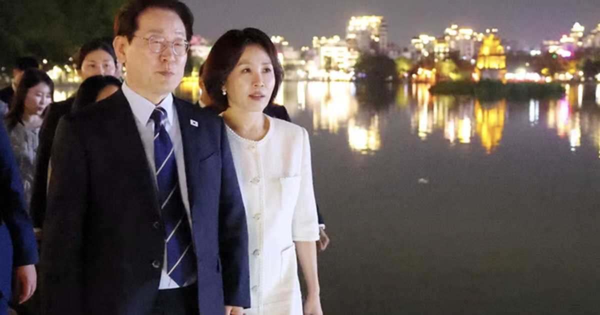 Tổng thống Hàn Quốc và Phu nhân dạo hồ Hoàn Kiếm, thưởng thức kem Thủy Tạ