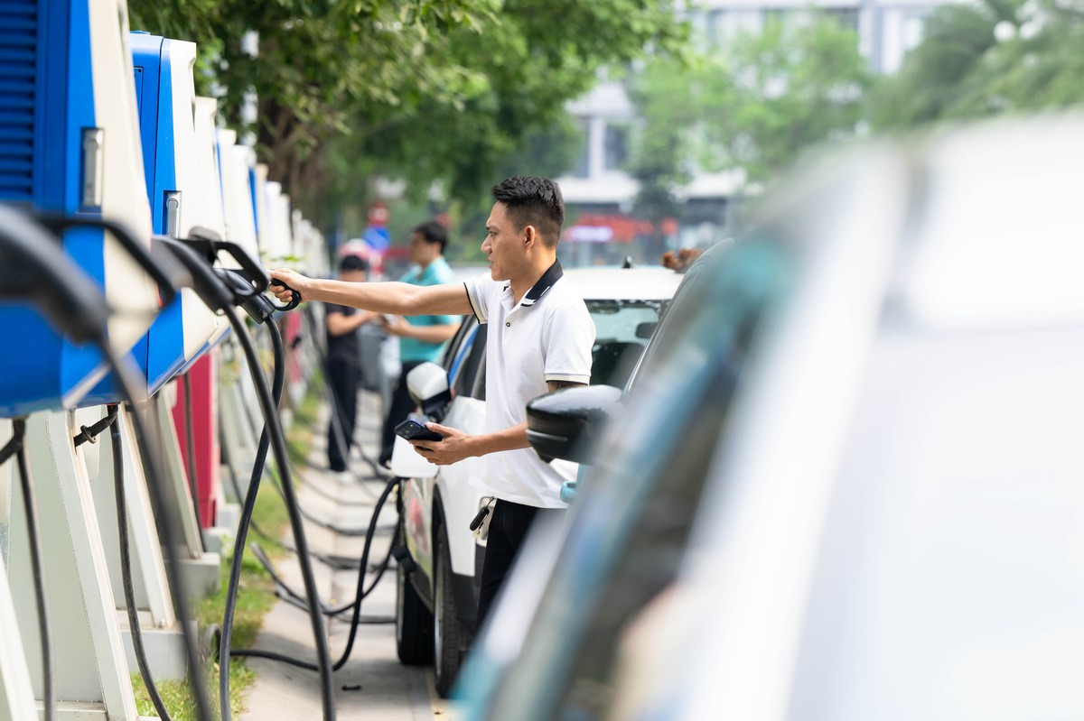 Hà Nội 2026: Trạm sạc phủ kín phố, tài xế xe điện “bỏ túi” nửa tỷ đồng mỗi năm