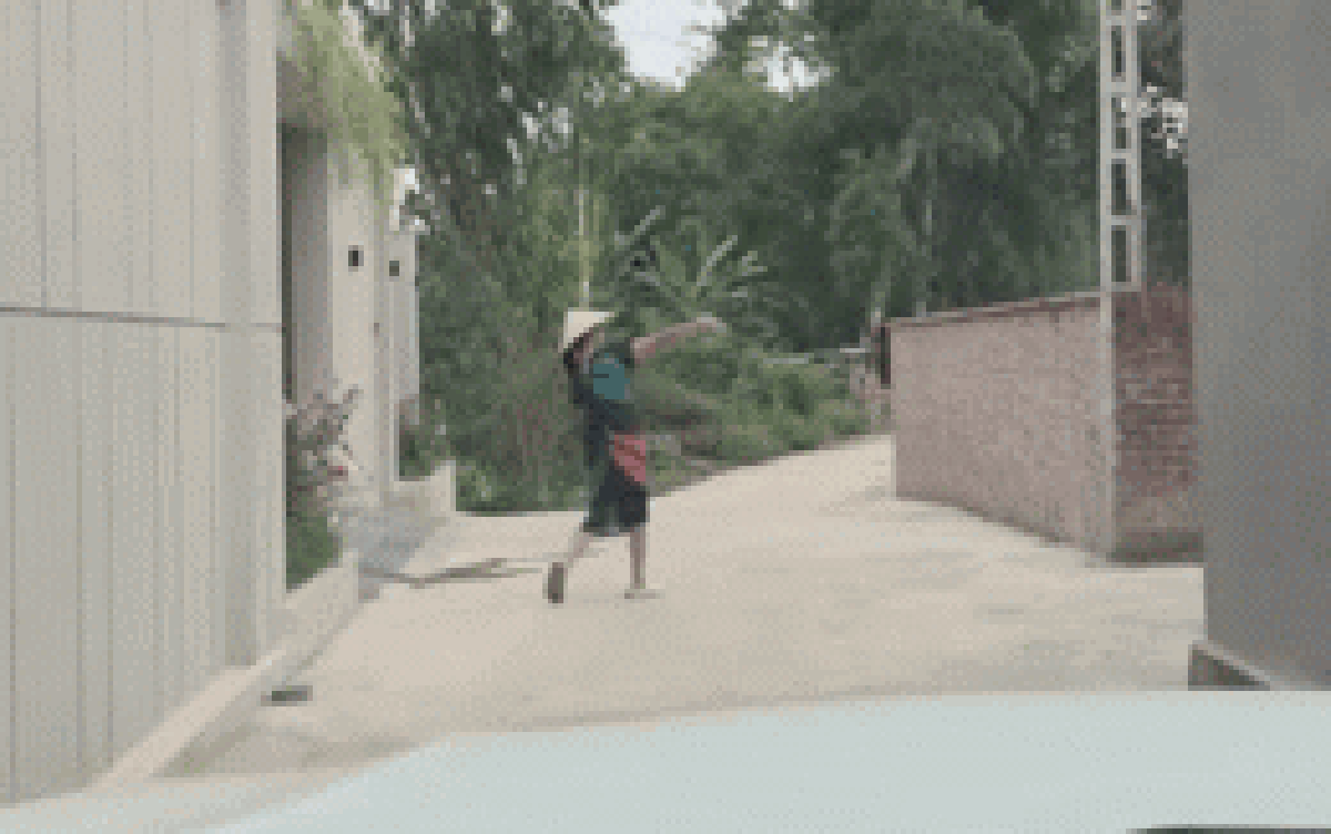 Mẹ đội nón lá, nhảy múa trước biệt thự đón con gái: Mỗi lần về một kiểu chào khác nhau