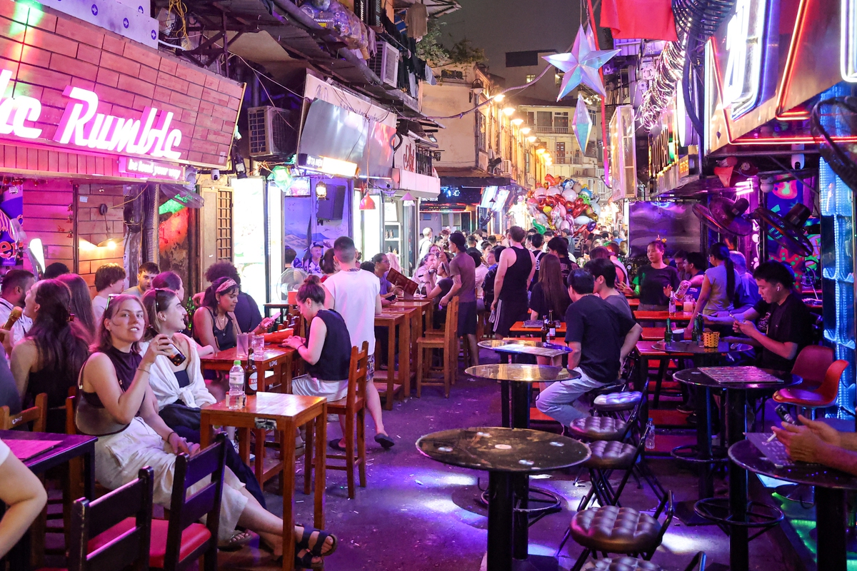 Nhiều tuyến vỉa hè Hà Nội vẫn bị hàng quán, bãi xe "nuốt chửng" cả ngày lẫn đêm