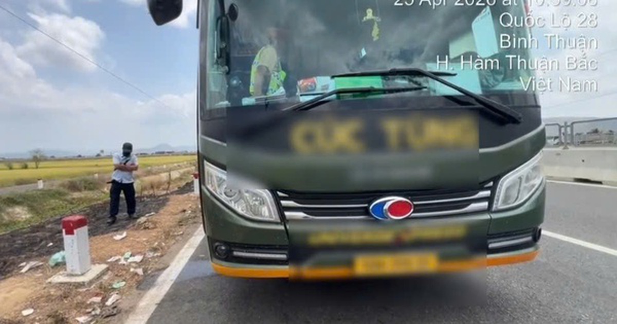 CLIP: Xe khách nhồi nhét người, tài xế và doanh nghiệp bị phạt gần 100 triệu đồng