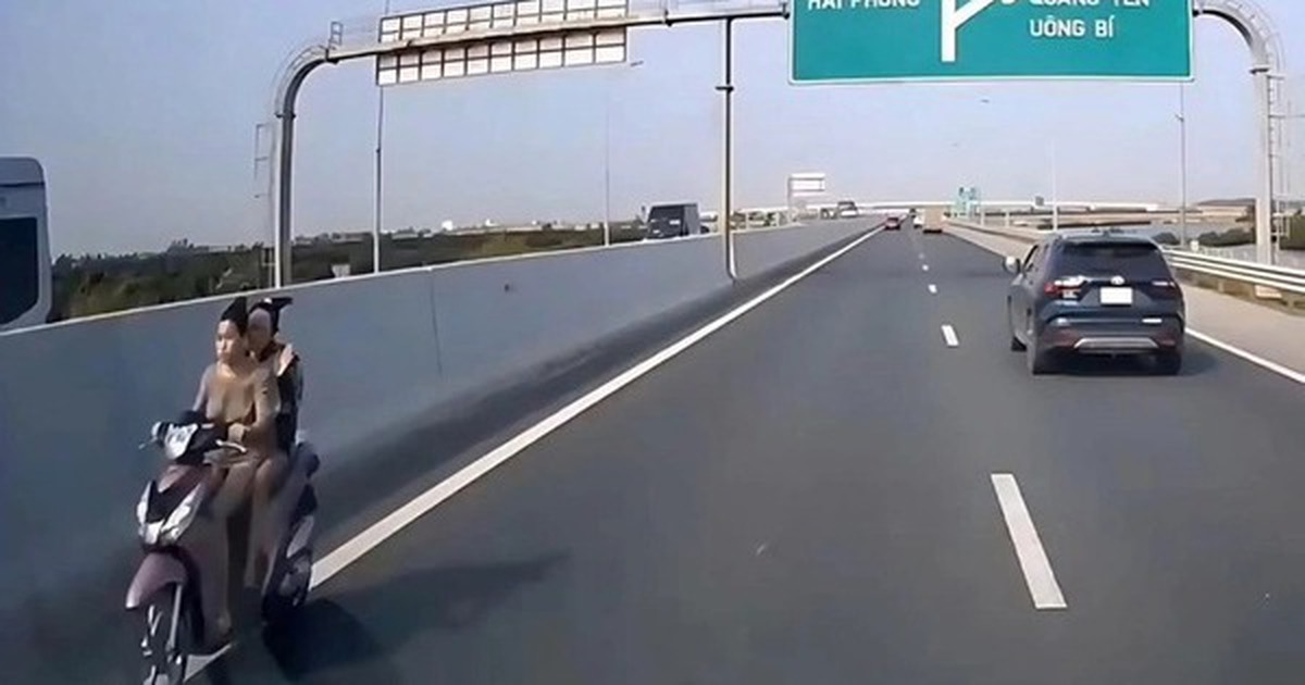Hai cô gái không đội mũ bảo hiểm phóng xe máy ngược chiều trên làn cao tốc 100 km/giờ