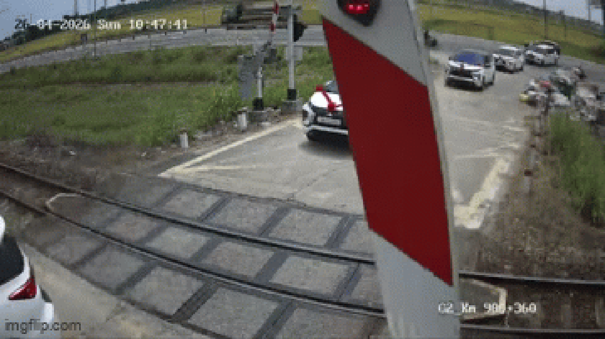 Clip mượn xe em vợ đi đám cưới, cố tình vượt rào chắn đường sắt: Tài xế giải thích