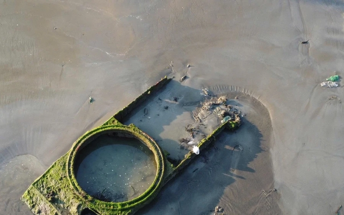 Sắp trục vớt vật thể giống xác xe tăng trồi lên ở biển Quy Nhơn