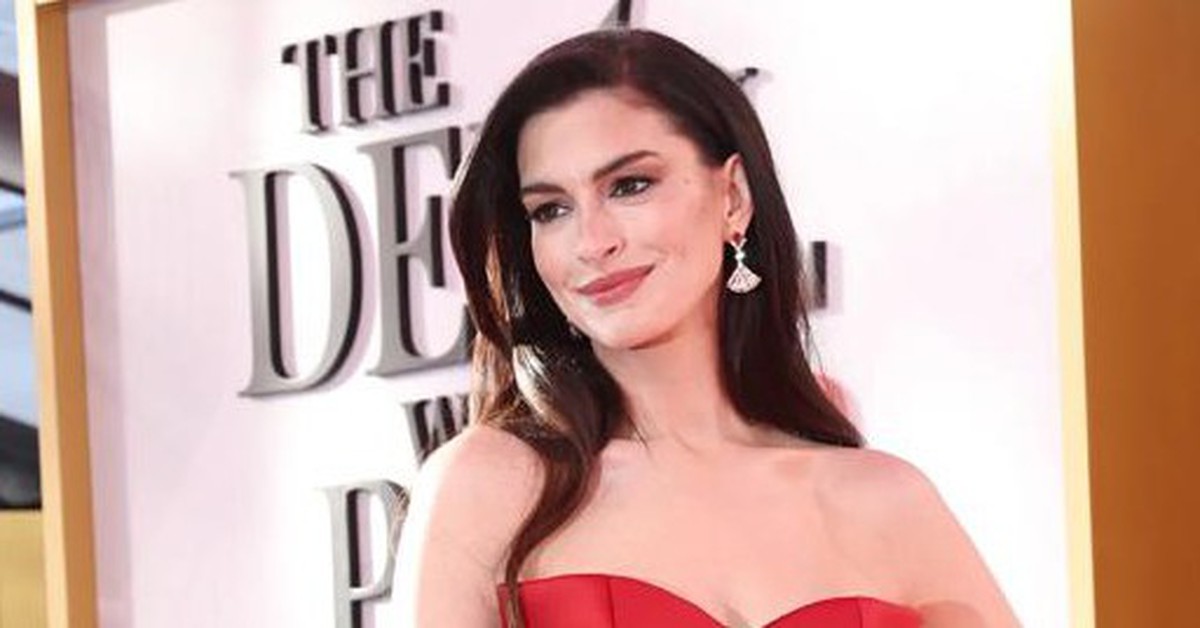 Mở mắt đúng cách thấy là thấy Anne Hathaway hôn Dakota Johnson, đóng chung phim 18+ thì ai làm lại 2 chị?