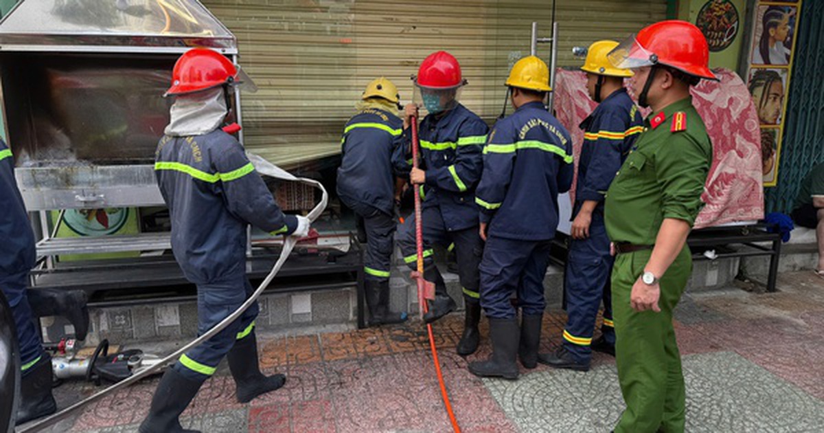 Cháy nhà hàng ở "phố Tây" Nha Trang, 5 người nước ngoài leo cửa sổ thoát nạn