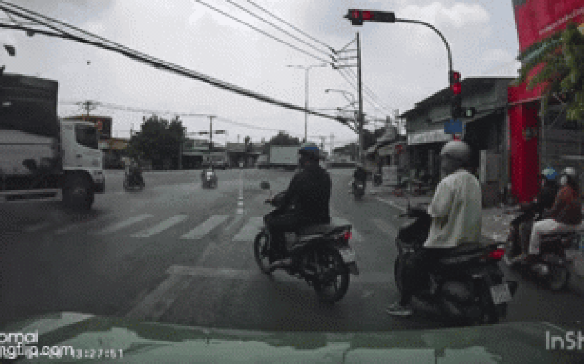 Xe tải lao qua ngã tư, tông chết người rồi húc thẳng nhà dân: Nhân chứng hé lộ thông tin quan trọng