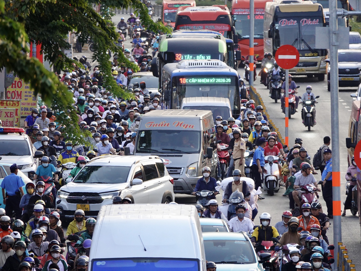 Tan ca là lên đường: Cửa ngõ TP.HCM kín xe trước kỳ nghỉ 4 ngày