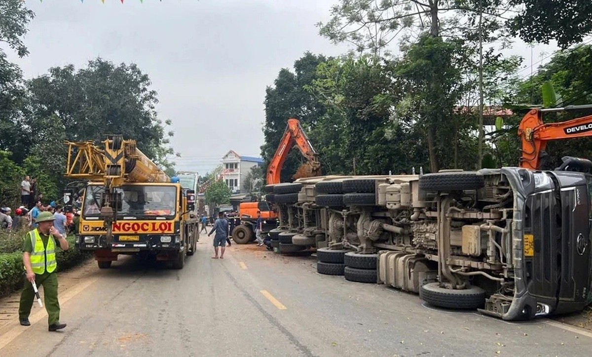 Bắt giam tài xế vụ lật xe đầu kéo khiến 2 phụ nữ tử vong ở Phú Thọ