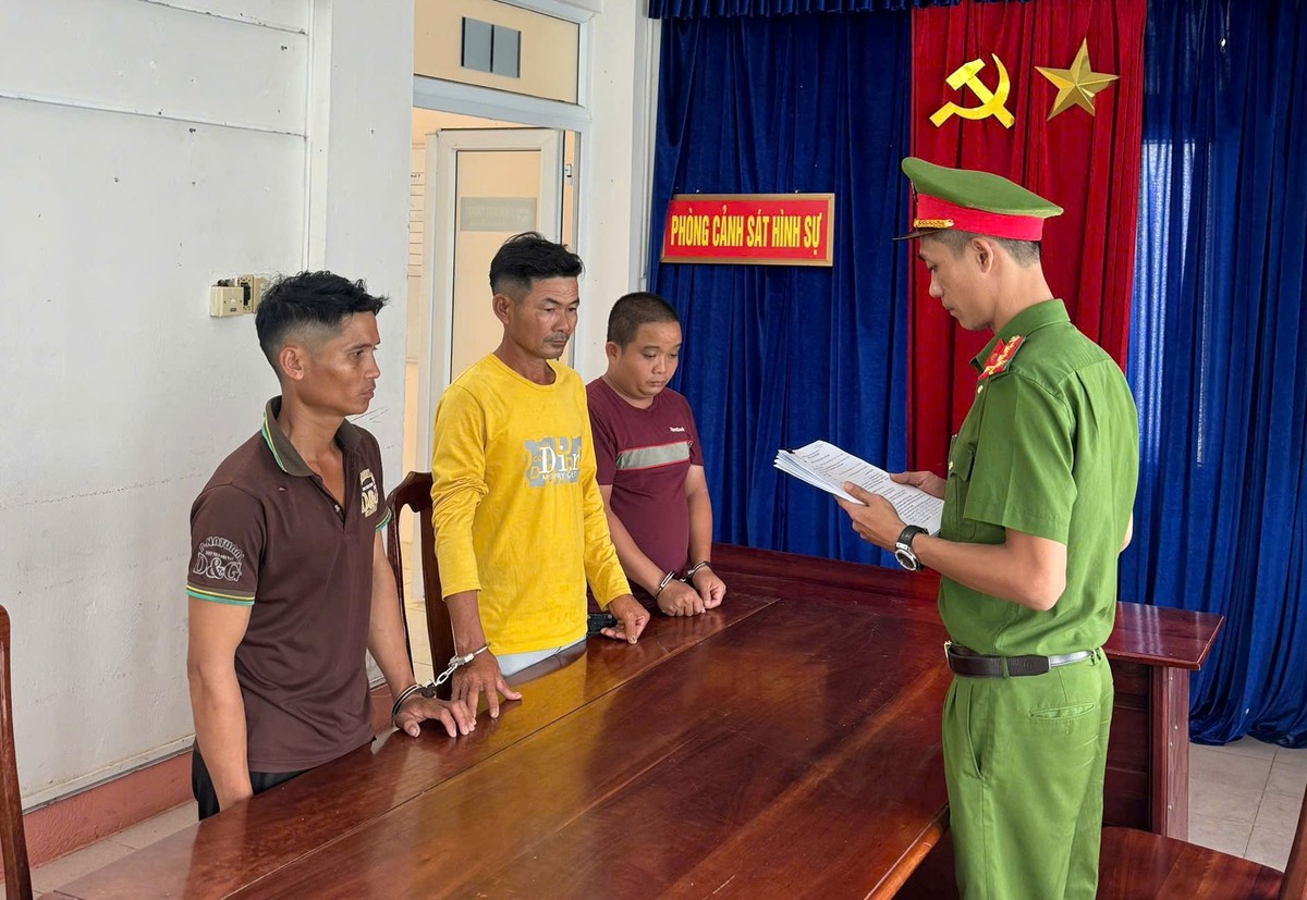 Đánh người lún sọ vì cho rằng bóp còi xe khiến đàn trâu hoảng sợ, 3 người bị bắt