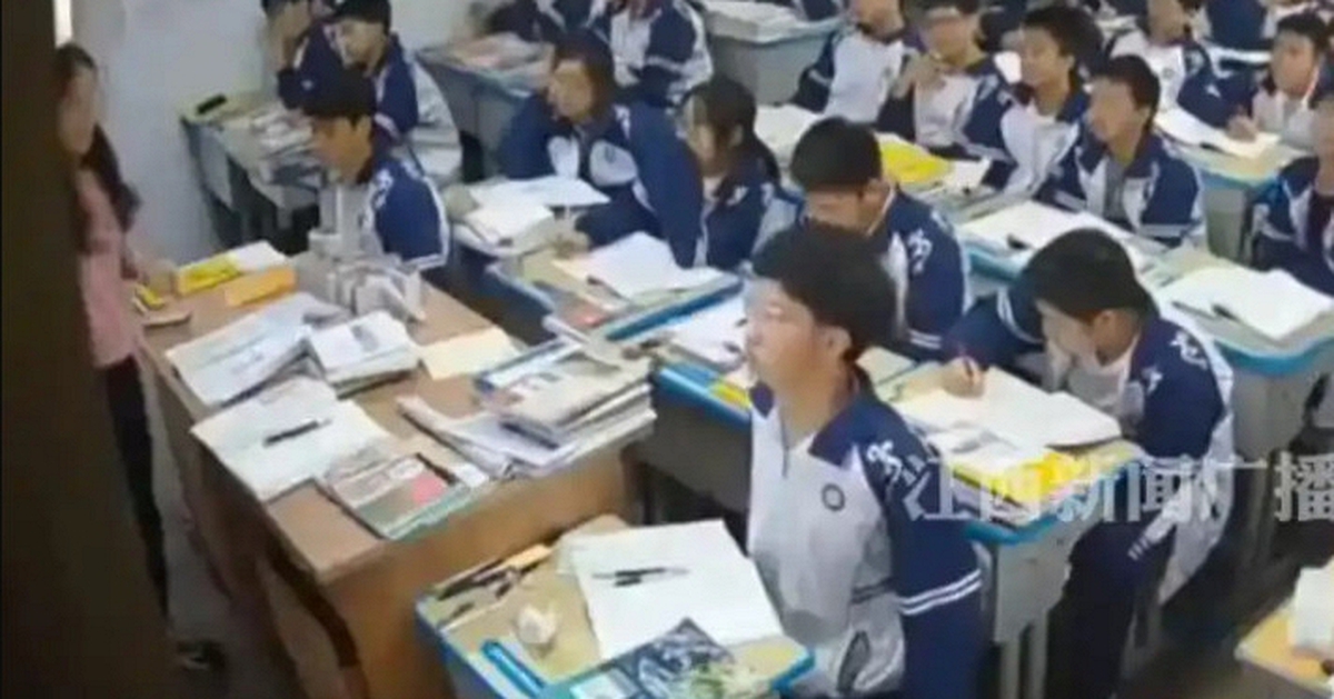 Bảng đen đổ vào cô giáo, phản ứng của hai nam sinh gây xúc động