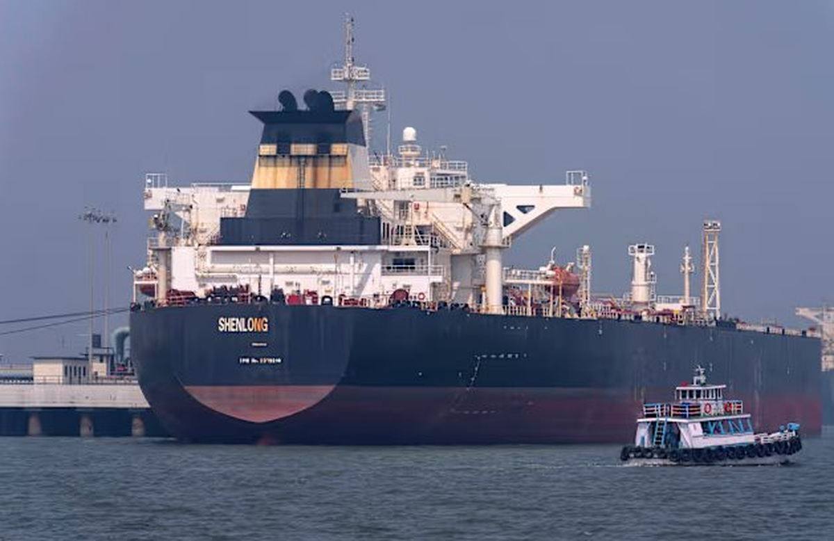 Vừa mang 1 triệu thùng dầu 'thảnh thơi' đi qua eo biển Hormuz, láng giềng Iran lập tức gọi khách hàng 'gom đơn' để giải phóng 3 triệu thùng/ngày
