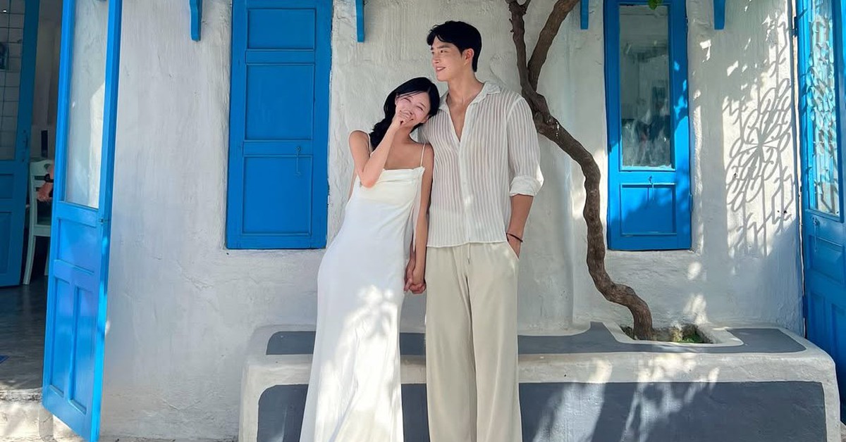 Gallery - Danh tính chàng trai mặc áo Grab có vợ đẹp như "thần vệ nữ" đời thực, check-in bãi biển Đà Nẵng gây sốt