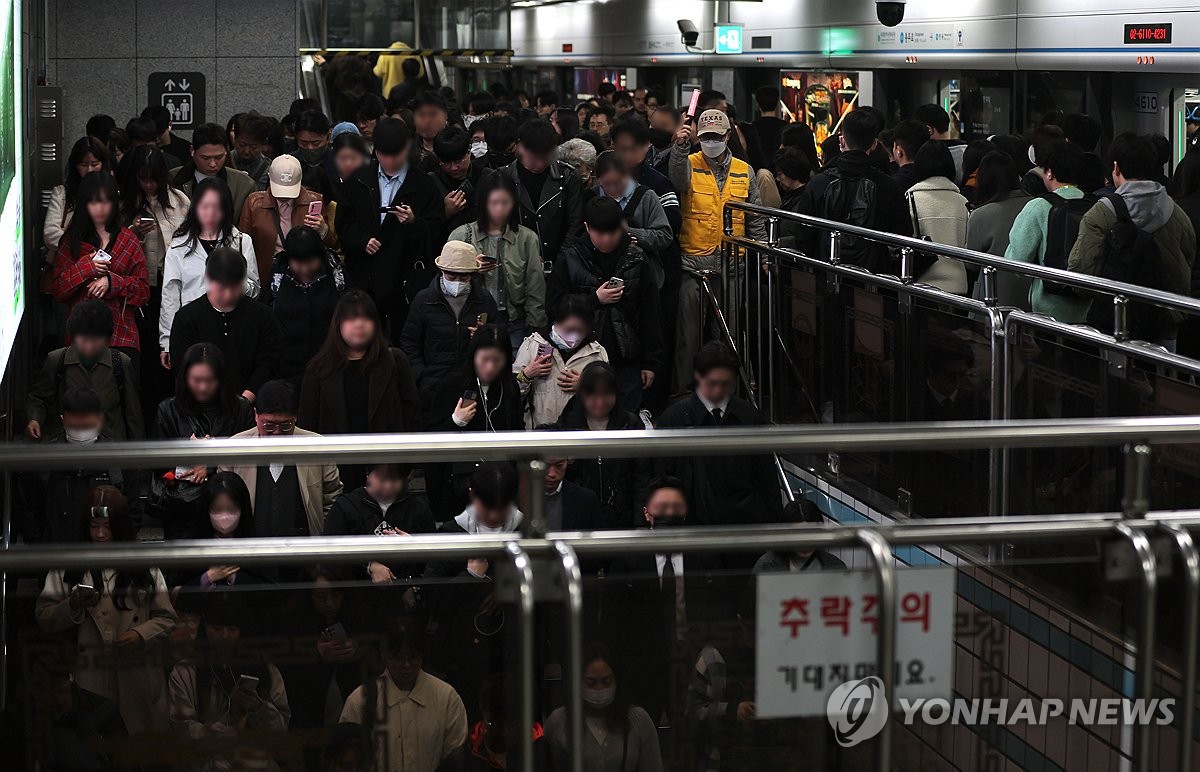 Seoul những ngày này: Biển người tràn xuống tàu điện ngầm, xe buýt cũng chật cứng sau lệnh cấm xe theo biển số chẵn lẻ