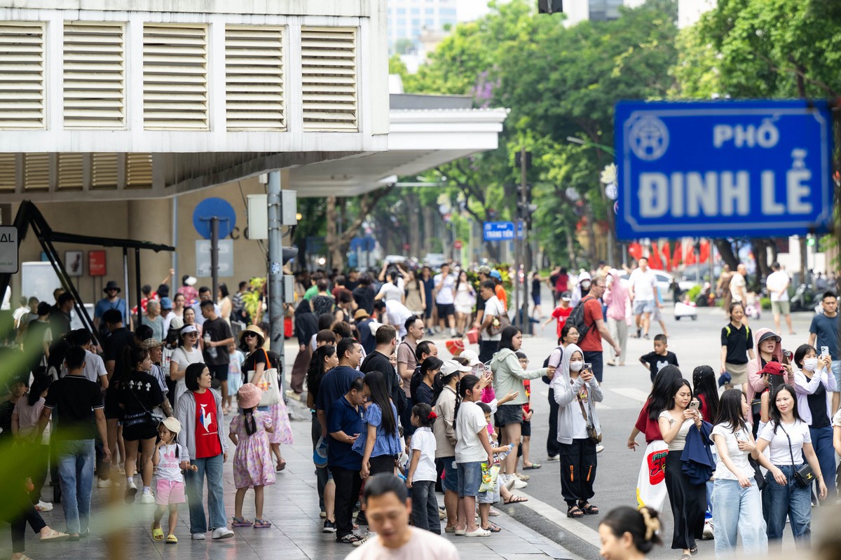 "Dịp lễ nào cũng phải ghé": Điểm vui chơi quen thuộc của Hà Nội đông kín người tham quan