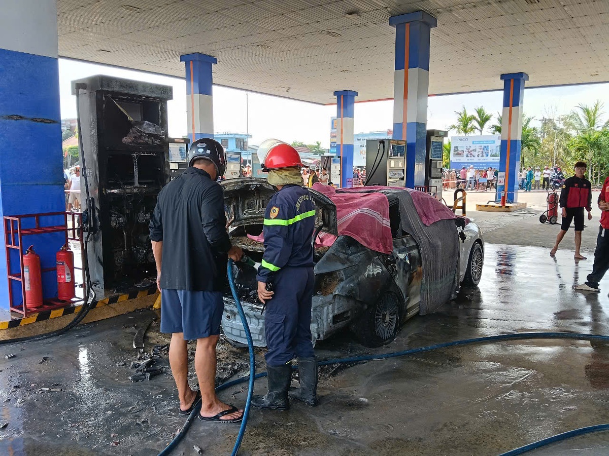 NÓNG: Ô tô con bốc cháy dữ dội tại cây xăng, 2 người ngồi trong xe tử vong