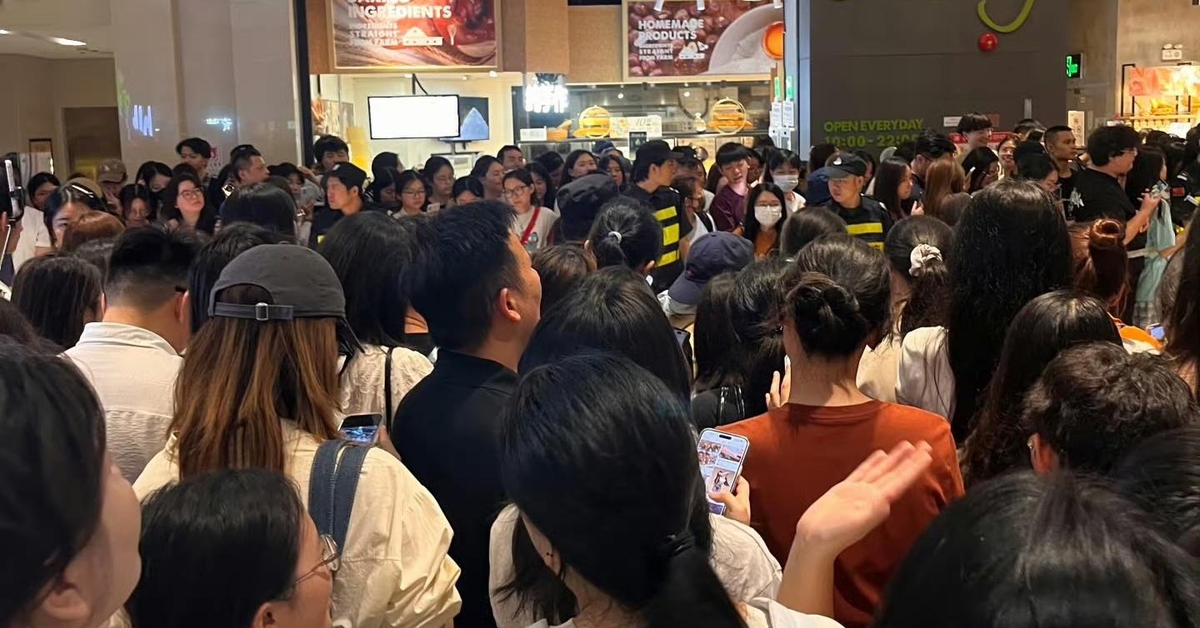 Cặp đôi "hot nhất" Cbiz gây "thất thủ" trung tâm thương mại vì lượng fan quá đông