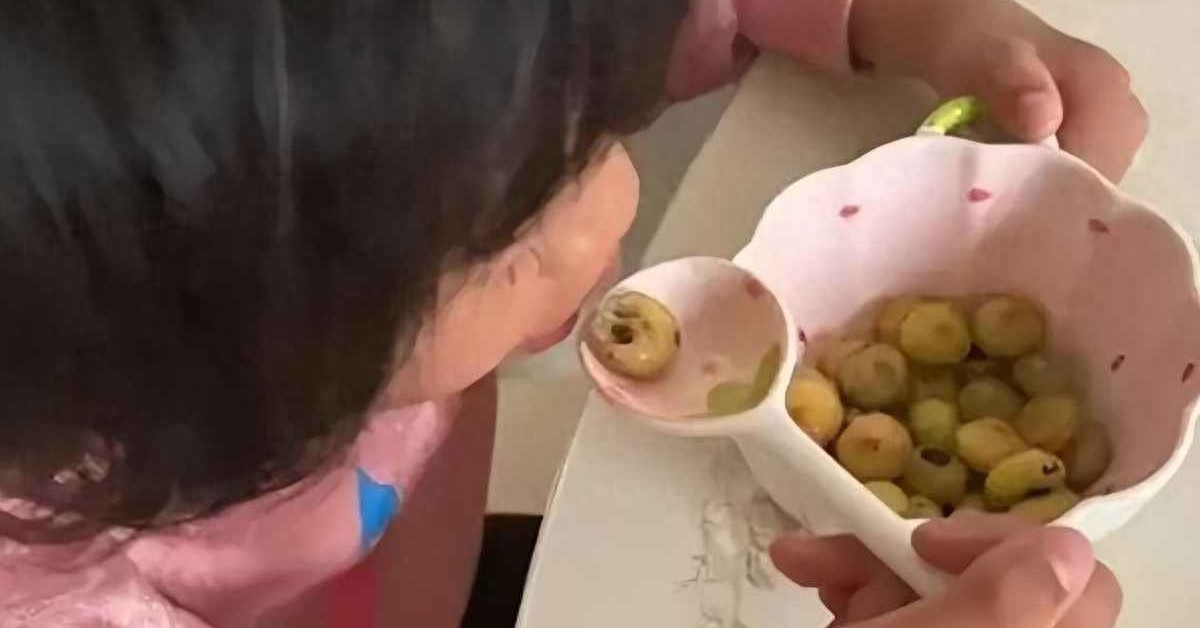 Bức ảnh này có gì mà khiến 1 bà mẹ bị chỉ trích "làm trò": Có oan quá không?