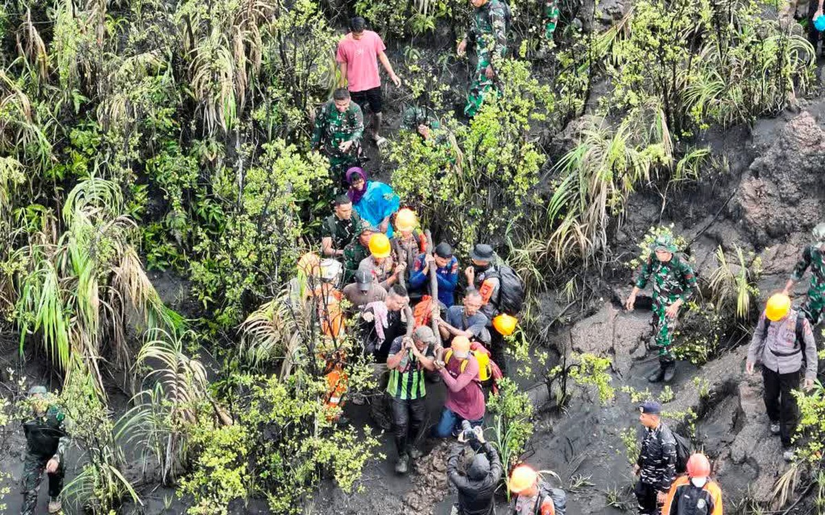 Indonesia tìm thấy thi thể nhà leo núi trong vụ núi lửa phun trào