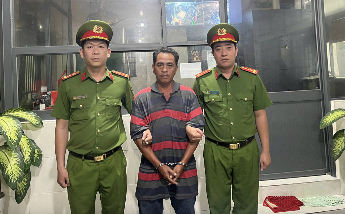Giúp anh trai vi phạm nồng độ cồn bỏ chạy, người đàn ông đánh CSGT