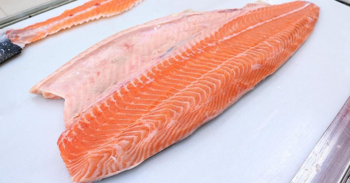 Chuyên gia mách cách chọn cá hồi tươi ngon