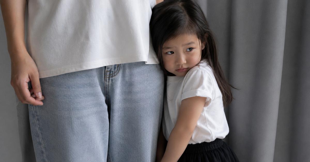Trẻ nhút nhát trước người lạ có kém thông minh hơn trẻ dạn dĩ? Sự thật không phải ai cũng biết!