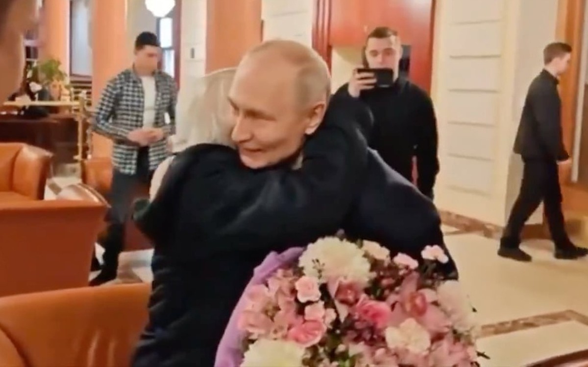 Xúc động video Tổng thống Putin lái xe chở cô giáo cũ đến điện Kremlin