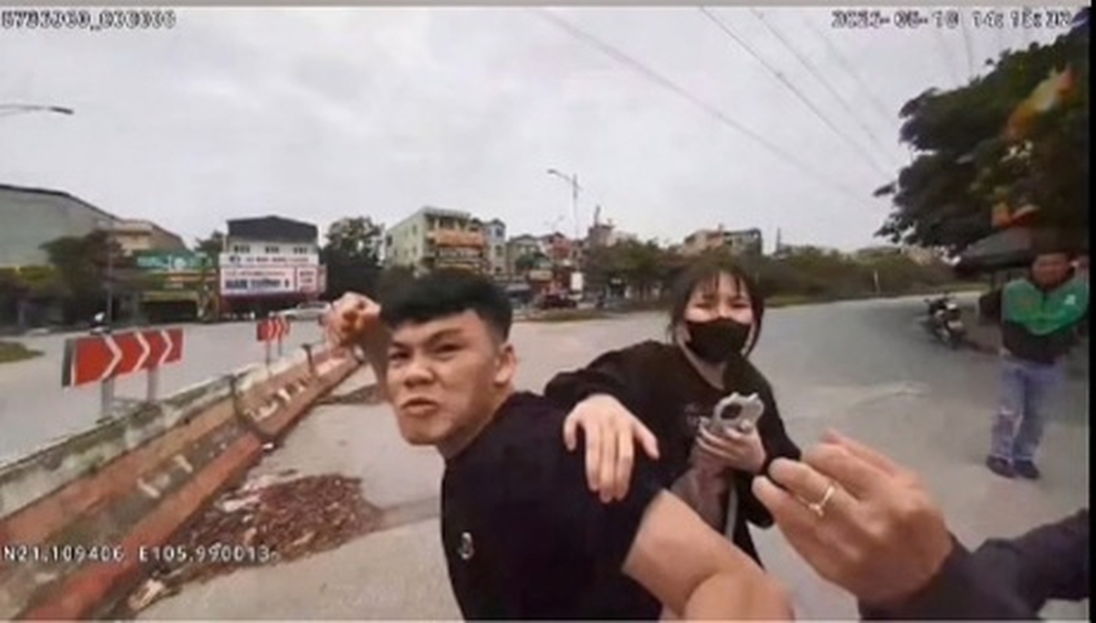 Clip chở bạn gái không đội mũ bảo hiểm, thanh niên vung tay đấm CSGT khi bị kiểm tra