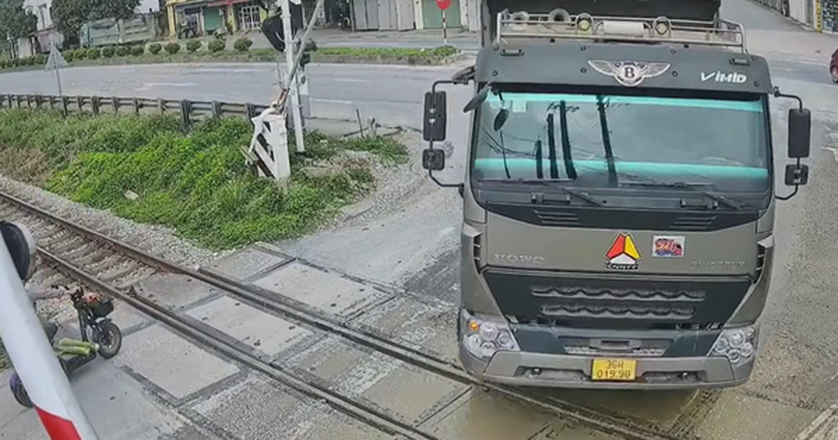 VIDEO: Thót tim cảnh xe tải tông gác chắn, cố vượt qua đường sắt ngay trước "mũi" tàu hỏa