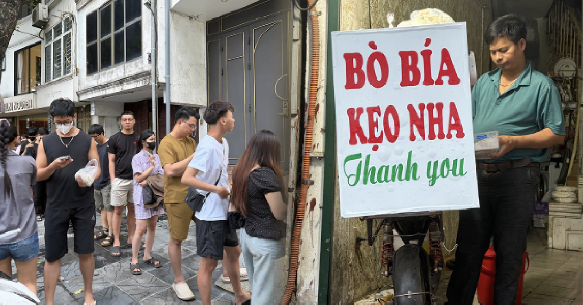 Quán bò bía "cháy hàng" 3 tiếng, khách xếp hàng dài chục mét