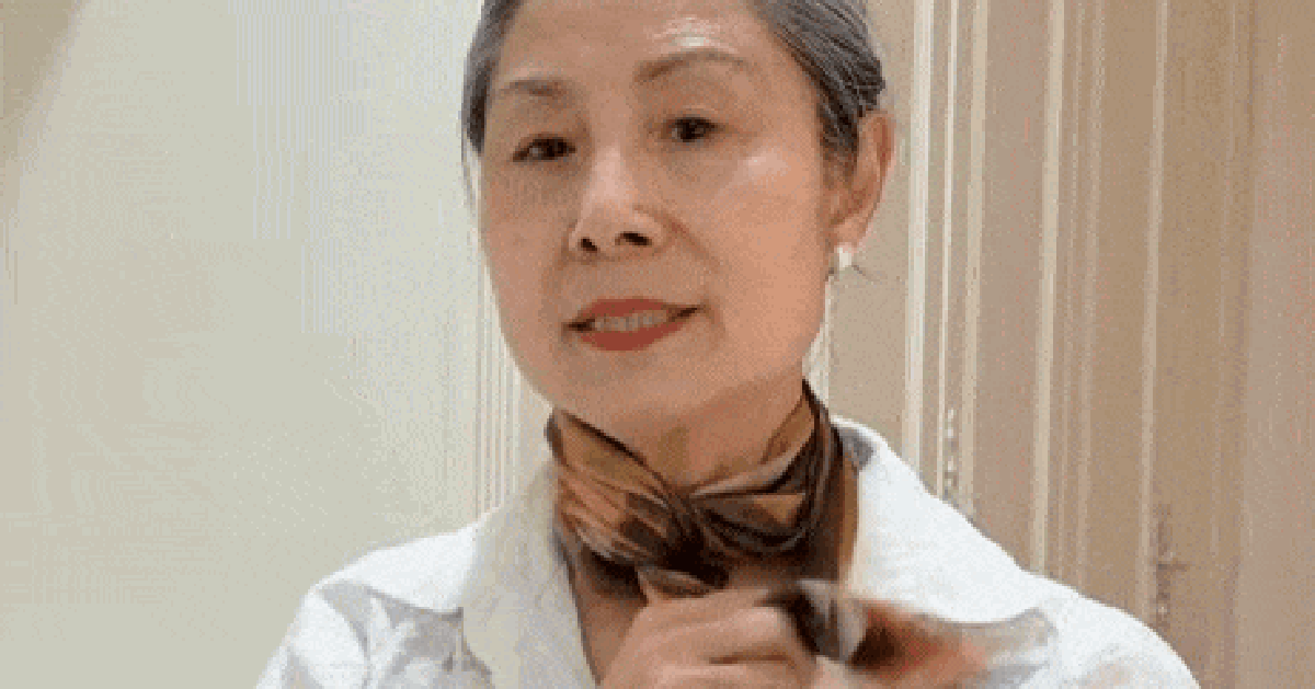 Chỉ một chiếc khăn lụa, người phụ nữ 75 tuổi khiến outfit trông sang hơn hẳn