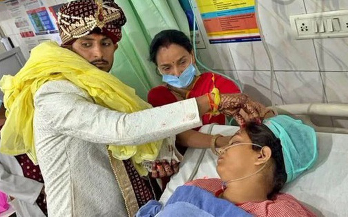 Chú rể tổ chức lễ cưới với cô dâu đang nguy kịch ngay trong phòng ICU