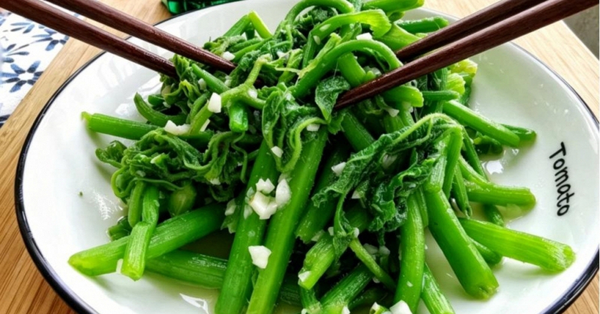 Quên salad đắt đỏ đi, mớ rau vài nghìn đồng ngoài chợ này mới là "chổi quét mỡ" đỉnh nhất mùa xuân!